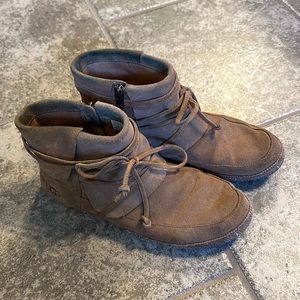 UGG Moccasin Boots Sz 9